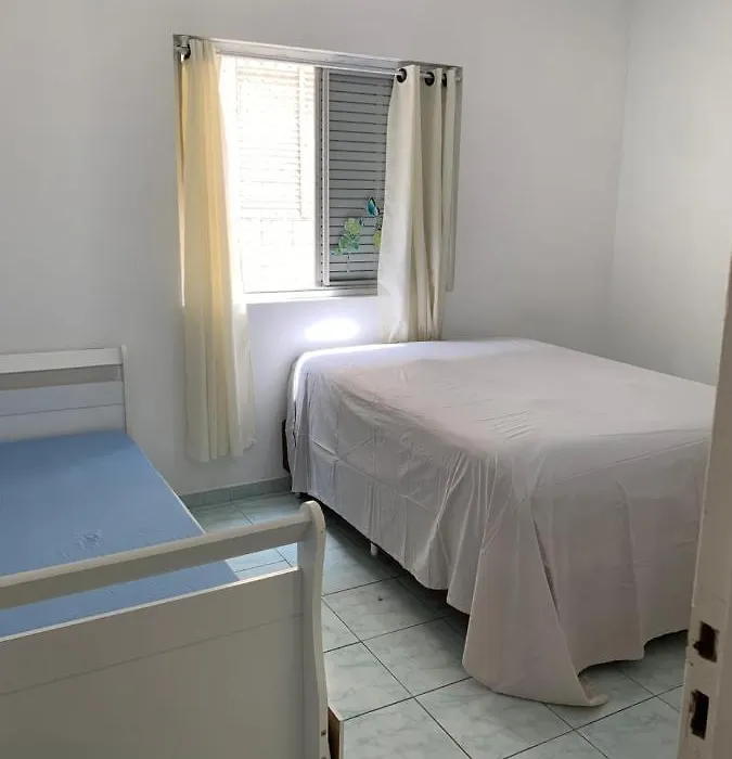 Apto confortável com 2 quartos a 300mt da praia.-1