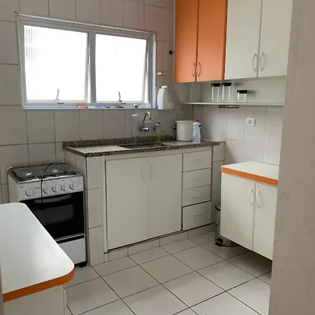 Apto confortável com 2 quartos a 300mt da praia.-3